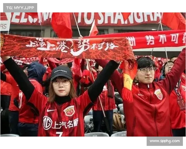 奥林匹亚球迷高唱中文助威歌 致敬华人赞助商与文化贡献 奥林匹亚球迷高唱中文助威歌 致敬华人赞助商与文化贡献