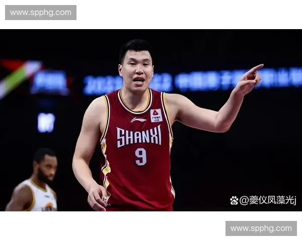李弘权与闫鹏飞持续冲击篮下，为上海队创造了宝贵的二次进攻机会